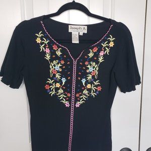 Joseph A Knit Short Sleeved Ladies M Blouse with embroidered flowers